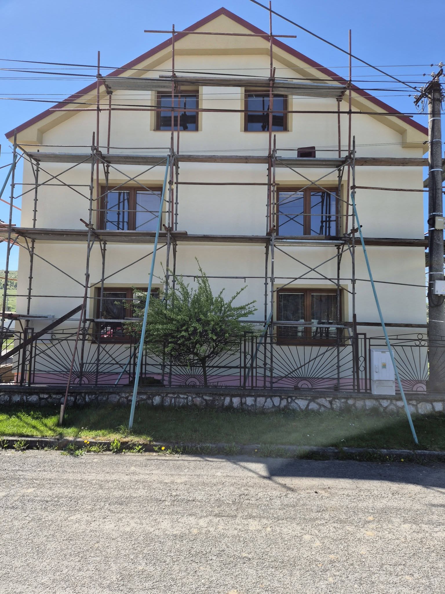Stavebný pracovník pri rekonštrukcii interiéru